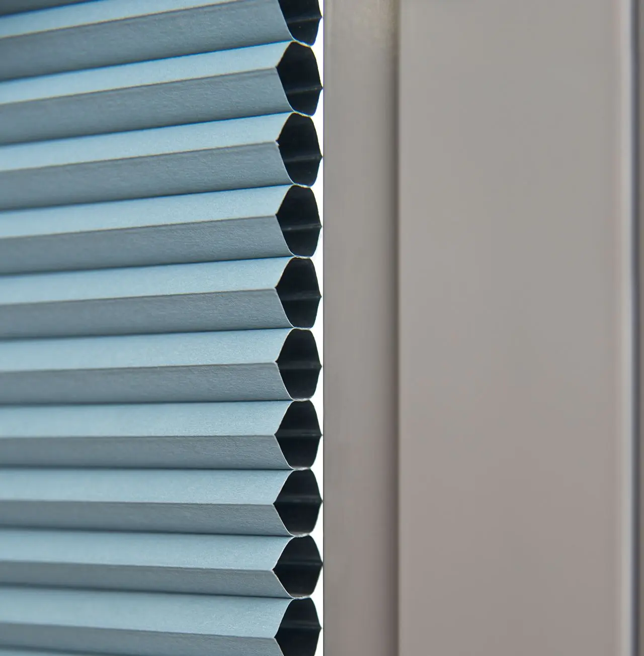 Store plissé alvéolaire dit nid d'abeilles #store plissé #sur mesure #alvéolé #blackout